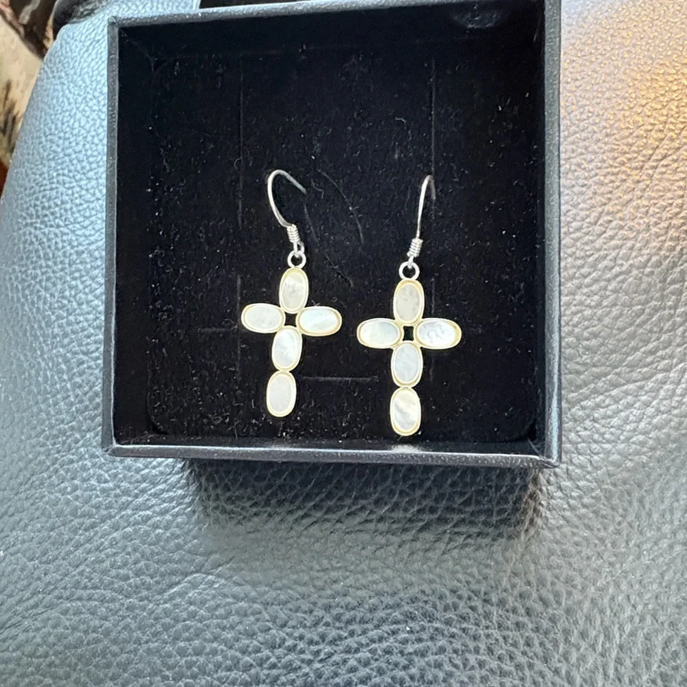 Elegant 925 Sterling Silver Mother Pearl Cross Earrings - Picture 4 of 7
